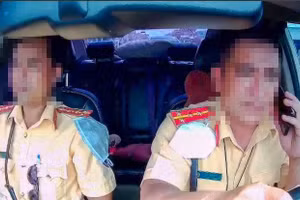 2 cán bộ CSGT xuất hiện trong đoạn video clip.