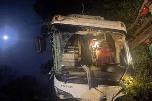 Nguyên nhân vụ tai nạn được xác định là do lái xe không thuộc đường, rà phanh liên tục làm má phanh bị cháy hết, mất khả năng hãm, xe lao xuống vực.