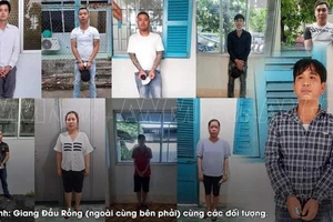 Giang "đầu rồng" (ngoài cùng bên phải) cùng các đối tượng bị bắt.