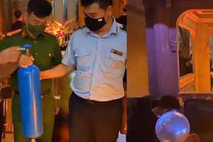 Cơ quan chức năng kiểm tra cơ sở kinh doanh vi phạm.