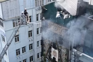 Lực lượng chức năng tham gia cứu hỏa.