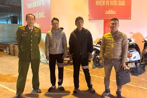 Lê Cường và Nguyễn Kim Hòa (2 đối tượng đứng giữa) tại cơ quan điều tra.