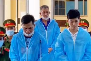 Các bị cáo tại phiên tòa xét xử.