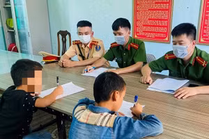 Hai cháu nhỏ làm việc tại cơ quan công an.