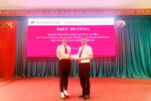 Lãnh đạo Ngân hàng Agribank Chi nhánh huyện Tân Yên biểu dương chị Hoàng Thị Hương.
