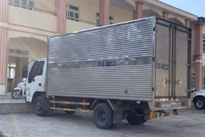 Chiếc xe ô tô tải có liên quan đến vụ tai nạn giao thông khiến 2 người tử vong. Ảnh: VT.