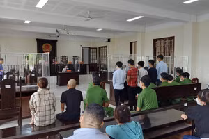 Các bị cáo tại phiên toà xét xử.