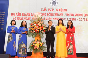 Lãnh đạo quận Hoàn Kiếm tặng hoa chúc mừng 105 năm thành lập Trường THCS Trưng Vương.