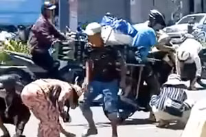 Nhiều người dân nhặt vàng do đối tượng cướp tiệm vàng ném ra.