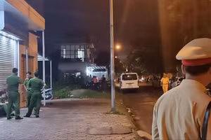 Cơ quan chức năng phong tỏa hiện trường nơi phát hiện thi thể nạn nhân.