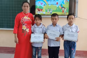 Tác giả Trần Thị Bạch Yến chụp hình cùng các học trò của mình.