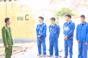 Một số đối tượng trong đường dây đánh bạc bị bắt giữ.