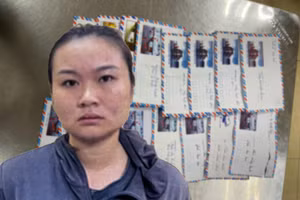 Nguyễn Thị Hợp cùng tang vật của vụ án.