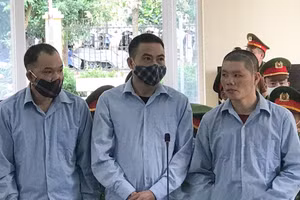 Các bị cáo tại phiên tòa xét xử.