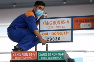 Giá xăng dầu giảm mạnh từ 0h ngày 11/7. Ảnh minh họa.