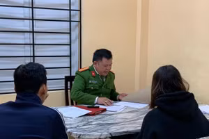 N.T.T.M. cùng người thân làm việc với cơ quan công an.