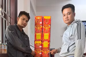 Đối tượng Giáp Hồng Vân, Đăng Đình Nghiêm và tang vật của một vụ mua bán pháo nổ.