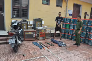 Phan Hữu Thuân cùng tang vật của vụ án.