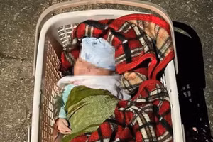 Bé trai kháu khỉnh bị bỏ rơi được người dân phát hiện.