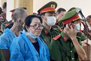 Bà trùm buôn lậu Mười Tường tại một phiên tòa xét xử.