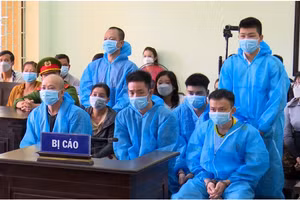 Các bị cáo tại phiên tòa xét xử.