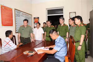 Lãnh đạo Công an tỉnh Hà Nam và lãnh đạo UBND huyện Thanh Liêm trực tiếp chỉ đạo các lực lượng lấy lời khai đối tượng Nguyễn Văn Lâm (dấu x).