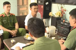 Công an tỉnh Thanh Hóa tìm hiểu thông tin tại một gia đình có người bị đưa sang Campuchia lao động trái phép.