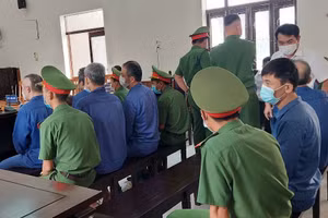 8 bị cáo tại phiên toà xét xử sơ thẩm.