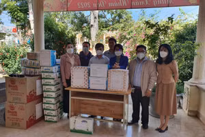 Sở GD&ĐT Kon Tum tặng quà là nhu yếu phẩm và kit test cho giáo viên, nhân viên mắc Covid-19.