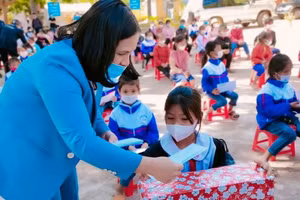 Bà Đinh Thị Lan, Phó Giám đốc Sở GD&ĐT Kon Tum thăm và tặng quà cho học sinh khó khăn.