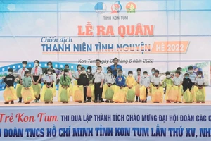 Tỉnh đoàn Kon Tum tặng 50 suất quà cho học sinh khó khăn vươn lên trong học tập.