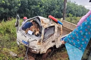 Xe chuyên dụng bị nổ lốp, cán bộ cảnh sát giao thông bị trọng thương. Ảnh: .