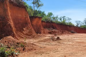 Một điểm khai thác đất trên địa bàn huyện Ngọc Hồi.