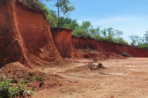 Một điểm khai thác đất trên địa bàn huyện Ngọc Hồi.