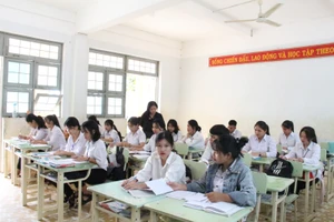 Cô Ngô Thị Hải giảng dạy học sinh Trường PTDTNT Đăk Hà.