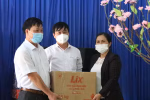 Bà Đinh Thị Lan, Phó giám đốc Sở GD&ĐT Kon Tum tặng 63 suất quà cho đại diện ngành Giáo dục Đăk Glei.