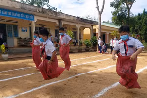 Học sinh tham gia trò chơi dân gian trong ngày hội “Thiếu nhi vui khỏe -Tiến bước lên đoàn”.