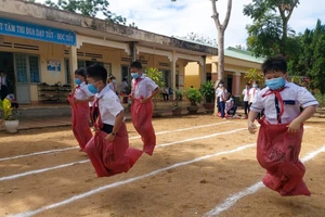 Học sinh tham gia trò chơi dân gian trong ngày hội “Thiếu nhi vui khỏe -Tiến bước lên đoàn”.