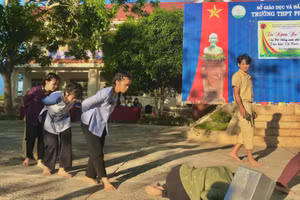 Trường THPT Phan Bội Châu sân khấu hoá lại câu chuyện lịch sử để giáo dục học sinh ghi nhớ công lao của các anh hùng dân tộc.