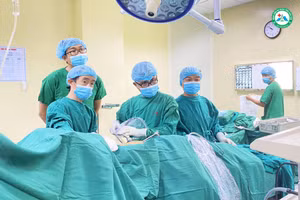 Các y bác sĩ phẫu thuật khối u 2kg cho bệnh nhân.