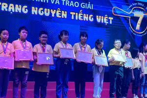 Em Trương Khánh Huyền (thứ 5, từ trái sang) đạt giải Ba cuộc thi Trạng nguyên Tiếng Việt cấp quốc gia dành cho học sinh Tiểu học.
