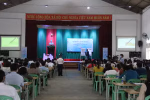 Kỷ lục gia Siêu trí nhớ Thế Giới đầu tiên tại Việt Nam - Nguyễn Phùng Phong hướng dẫn, hỗ trợ cán bộ, giáo viên về việc ứng dụng sơ đồ tư duy trong việc dạy học để học sinh ghi nhớ nhanh kiến thức.