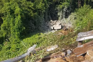 Xe tải mất lái lao xuống vực sâu 40m.