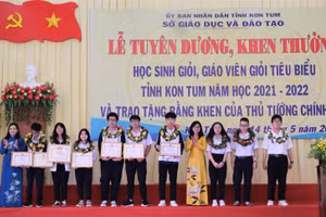 Sở GD&ĐT Kon Tum tổ chức lễ tuyên dương, khen thưởng học sinh, giáo viên giỏi tiêu biểu.