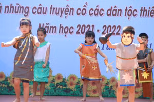 Học sinh trường Tiểu học Thực hành Sư phạm Nguỵ Như Kon Tum trình diễn thời trang từ vật liệu tái chế.