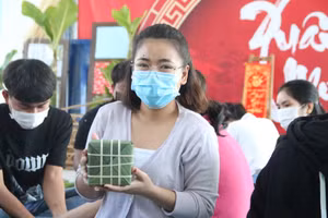 Lưu học sinh tự tay gói bánh chưng trong dịp Tết Nguyên đán tại Việt Nam.
