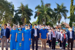 Nhà trường cùng học sinh Trường THCS Lương Thế Vinh tổ chức thăm và Dâng hoa nhân kỷ niệm 50 năm “Chiến thắng Đăk Tô – Tân Cảnh”.