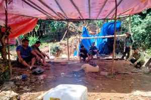 Đoàn liên ngành kiểm tra hiện trường mà người dân phản ánh.