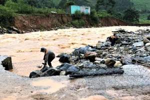 Chính quyền khuyến cáo người dân không qua sông suối khi có mưa to, gió lớn và ẩn nấp khi có giông sét.