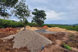 Ông Quyền cho rằng chỉ đổ vật liệu để làm móng chứ không xây dựng nhà ở kiên cố.